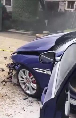 广东偶遇一台捷豹,车头被撞毁,右后轮直接没了,网友:技术太菜