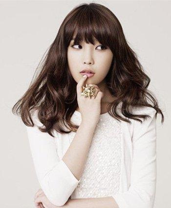 头发自然卷额头高合适怎样发型 2017女生时尚长发c卷发型