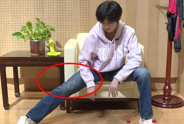 宋亚轩穿紧腿裤只敢拍上半身?当镜头对腿特写后,确定有130斤?