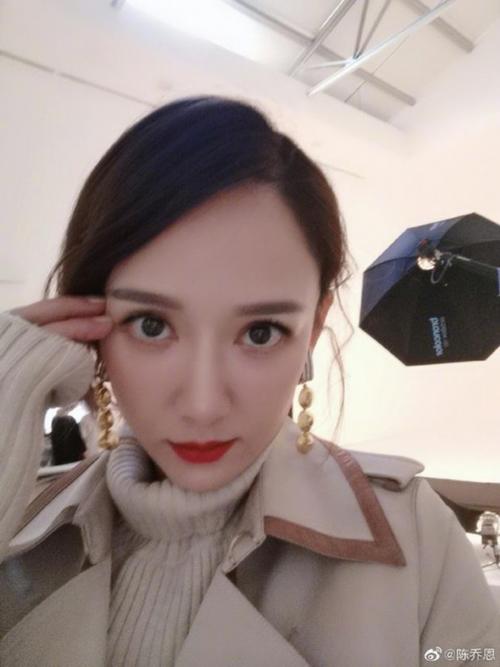 陈乔恩收工自拍 反季节穿高领毛衣时髦满分