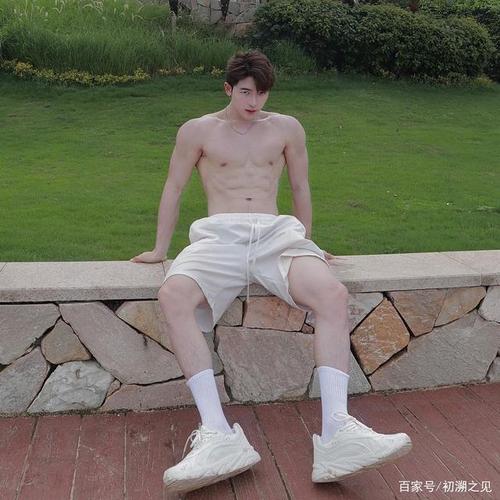 白白净净的高颜值小奶狗,也有狼性的一面,肌肉犹如刀刻