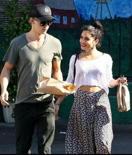 【图】奥斯汀巴特勒前女友现身被拍 帅气型男与女友恩爱如初