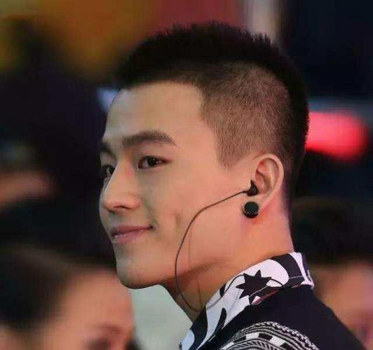 痞帅的寸头加上甜甜的酒窝,这奇妙的组合一定帮欧豪收割了不少少女