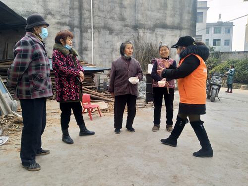 服务中心社工携手崇阳爱心社志愿者在腊八节当天一起为天城镇大集社区
