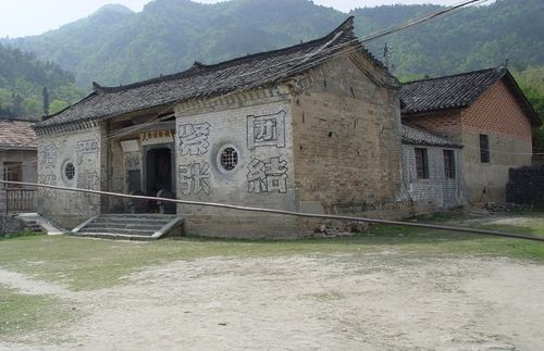 31,刘家老屋 32,罗汉寨石窟 33,宝堂寺 34,张振武故居 35,施洋烈士