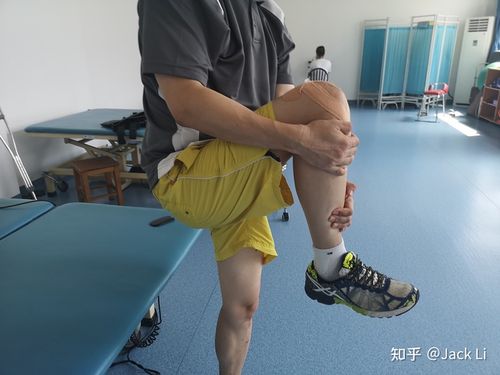 稍微施加外力,大腿与小腿之间的角度就可以接近120度