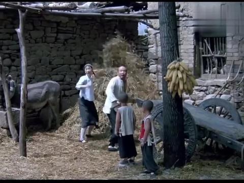 举起手来:太君不知道碗里是猪食,全都吃得津津有味,太