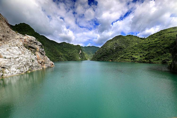 盛夏时节走进水库,高山下的平湖,绿水蓝天映衬,成州大地上