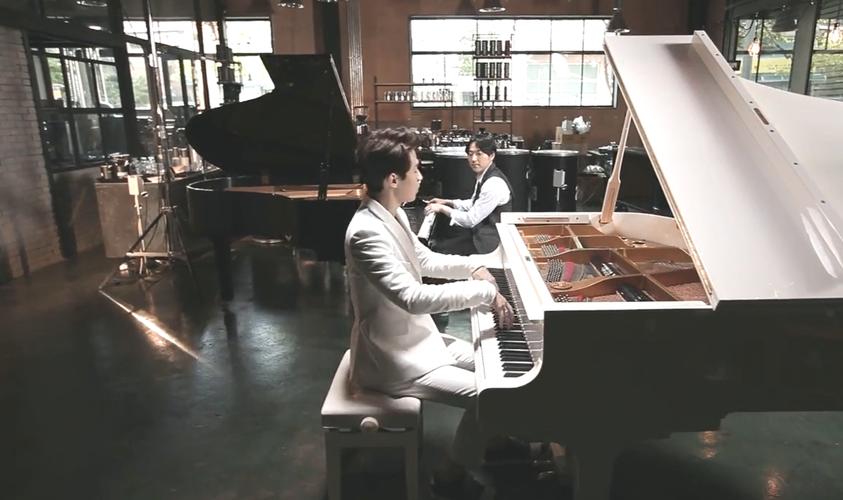 henry刘宪华和韩国著名钢琴家李闰珉一起演奏