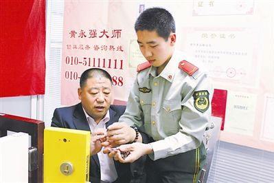 还称不上什么"锁王",只是一个在鞍山辞了工作在街头摆摊修锁配钥匙的