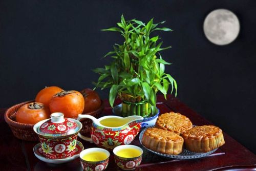 一起赏月一起吃月饼