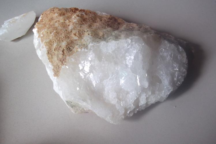 在老家山上找到几块石头,白色透明的,在大石头上砸下几小块,有