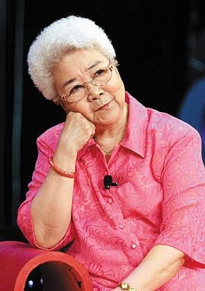 家中4人患癌症87岁田华疯狂接活养家