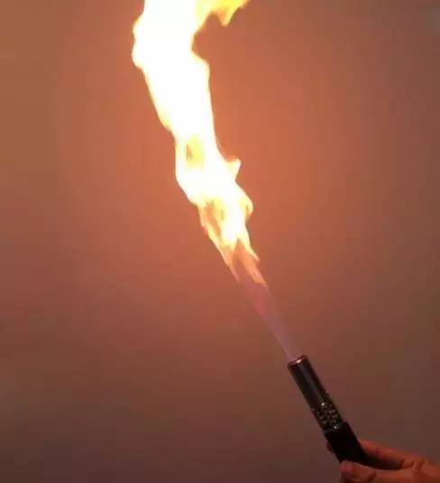 网上突然兴起一种"防狼喷火器"!这东西最高温度能达1500℃!