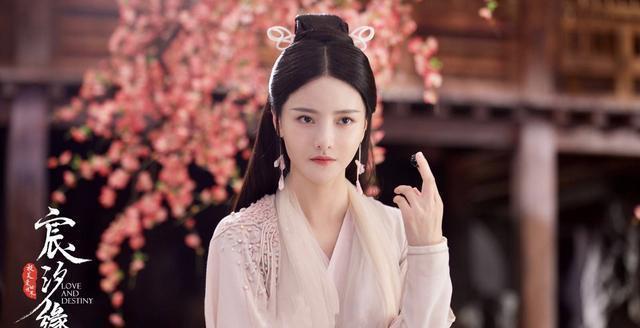 其次是刚刚官宣的《长月无烬》,这部剧是由罗云熙和白鹿二搭,目前