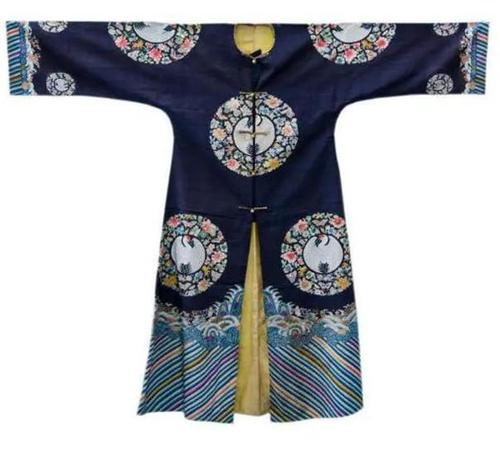 青色缂丝八团仙鹤花蝶纹吉服褂 清代.省博物馆供图