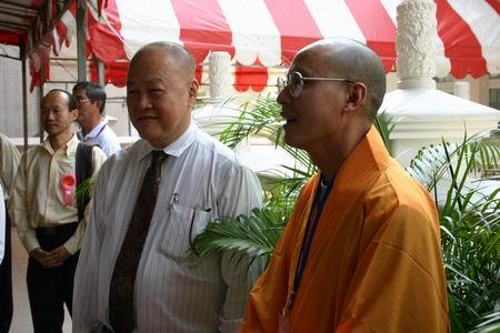 新加坡佛教居士林林长李木源居士(中)