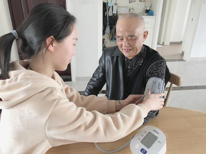 高校学子用专业知识传递爱:给外公外婆测量血压,为妈妈化一次妆