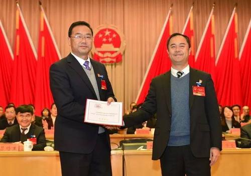 易门县第十七届人民代表大会第三次会议闭幕 刘世伟当选县人民政府