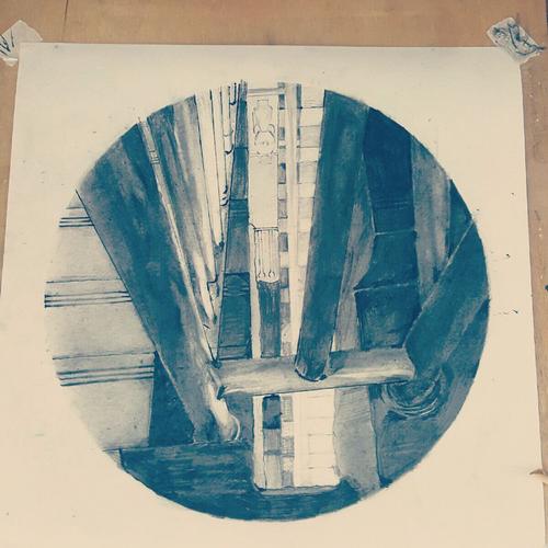 楼梯一角,管中窥豹,圆形构图大胆奇特,黑与白交相辉映,较为好的体现了