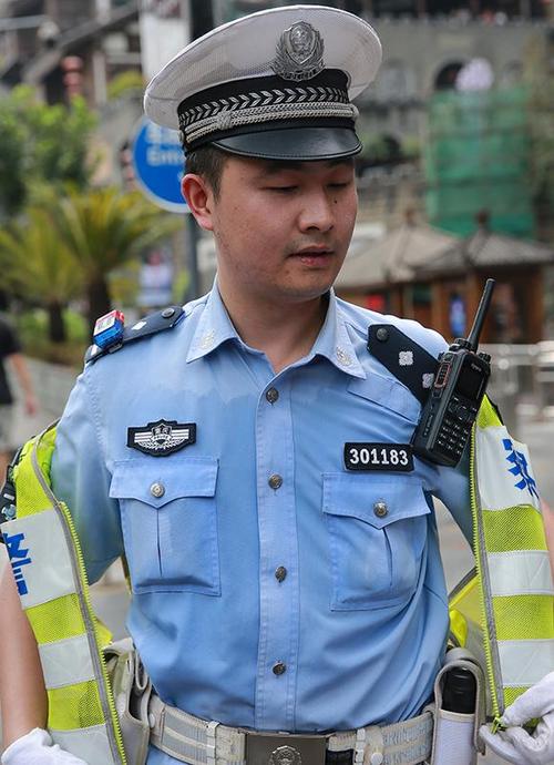 反光背心下,警服已被汗水浸湿.警方供图