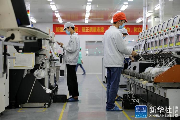 &uarr;工人在位于广东深圳光明区的欣旺达电子股份有限公司生产车间