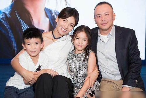 刘涛扮嫩与男星热吻只为替夫还债结果反被嘲戏子就是来钱快