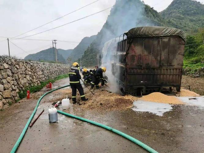 西畴县消防救援大队立即出动前往处置发生一起货车着火事故西畴县董马