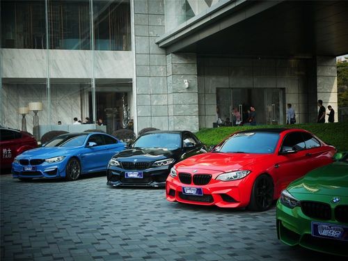 门口停了价值上千万的宝马车群,车主讲的故事让人落泪