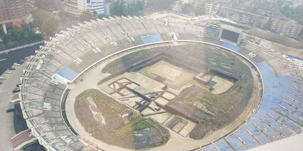 据说是翻修成都体育场的时候发现了古墓,现场已经被保护起来了,偶尔