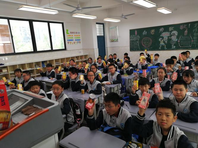 滁州市东坡中学第三届秋季田径运动会七(1)班剪影