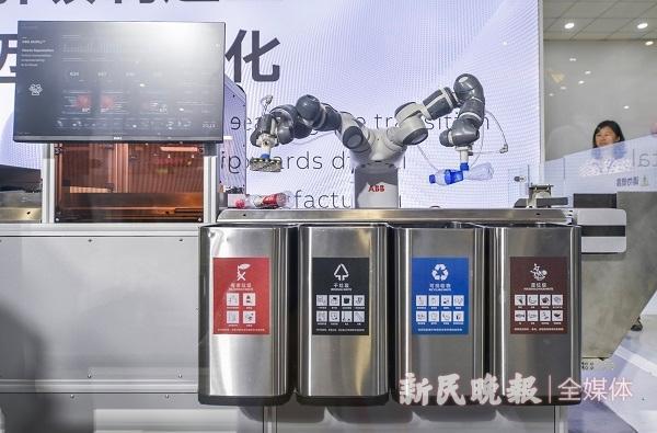 图说:展商带来人工智能垃圾分拣机器人新民晚报记者陈梦泽摄(下同)