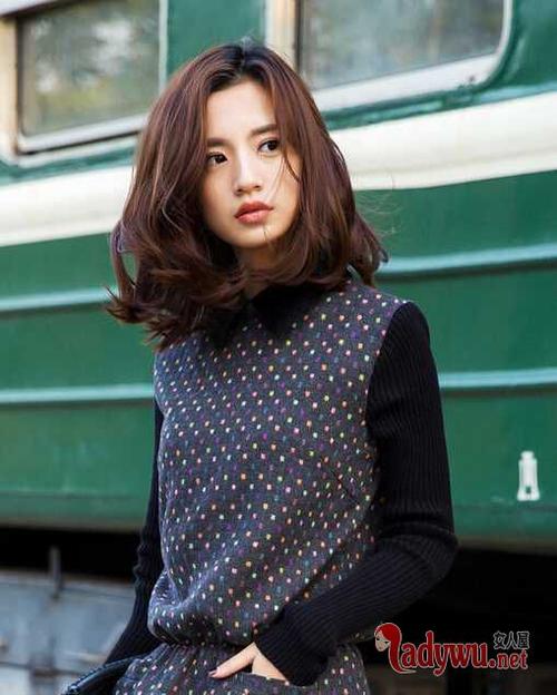 蓬松的齐肩卷发系