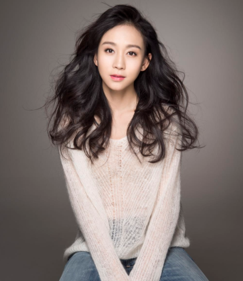 演员丁子玲明星杂志植入_丁子玲综艺植入_丁子玲翻包