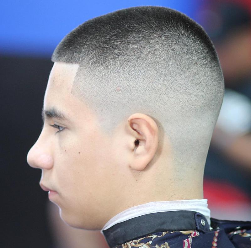 这次又为大家带来了一大波又帅又有型的男士发型,有周边光圆寸头,清爽