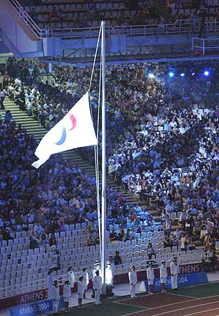 图文-雅典残奥会圆满闭幕 残奥会旗缓缓降下