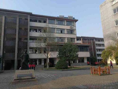 南菁高级中学-"在江阴龙定路上,是清末就建立的百年名校.