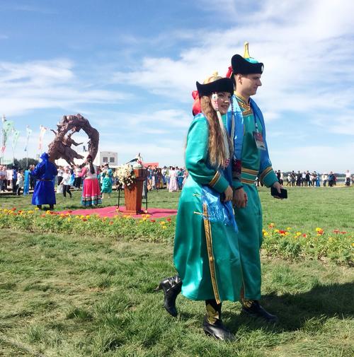 28个国家40对情侣敖包相会-新闻中心-内蒙古新闻网