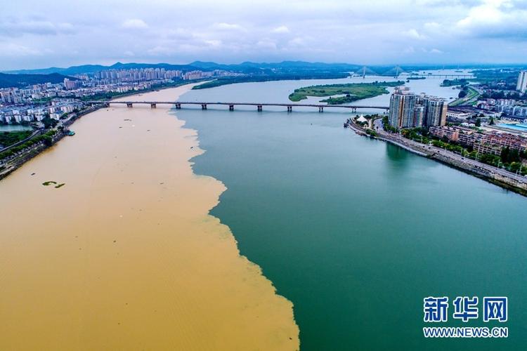 6月28日无人机拍摄的汉江湖北襄阳城区段泾渭分明的景观.