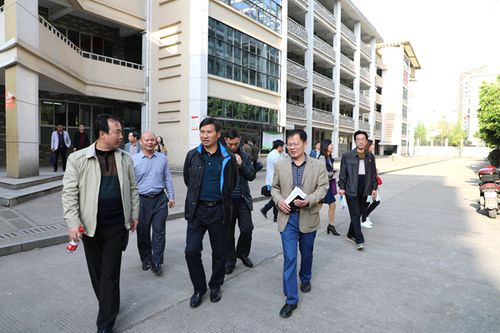 首页> 要闻 > 图片新闻          张建坤参观李达中学主题班团活动 本