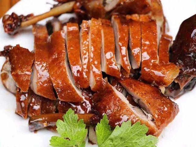 甜皮鸭// 皮脆肉嫩,香味四溢的烫油鸭通常被邛崃人称为烧鸭子,是一道