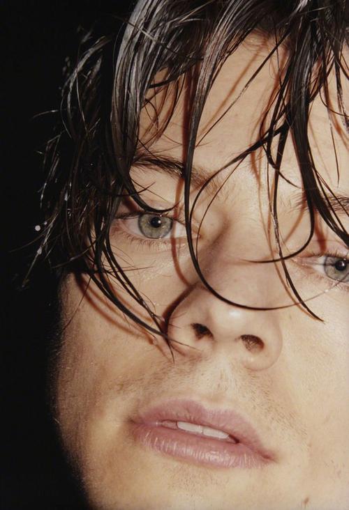来收大图哈卷harrystyles去年为同名专辑拍摄的写真大图释出6767