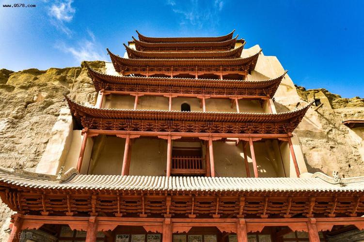 敦煌莫高窟的外观是木质的窟檐,极为稀有,流传至今,十分难得.