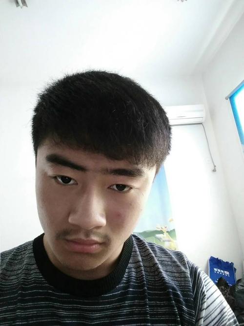 男生,头发自然卷怎么办,要寸头吗