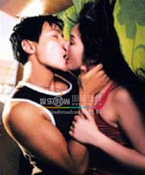 片场人踢爆偷吻内幕:杨千嬅扑向吴彦祖(组图)