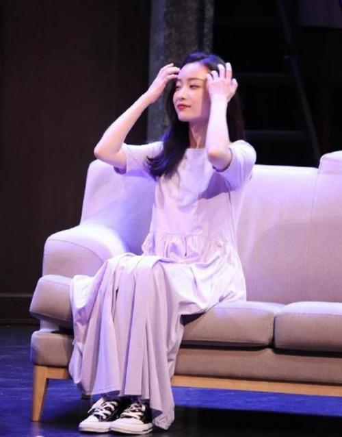倪妮主演话剧受好评,一袭v领连衣裙气质优雅,人间尤物