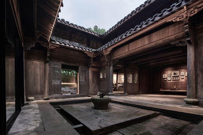 他砸下天文数字,修葺了一座四合院,完工后,茂林修竹,美如诗画