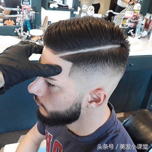 英式男生渐变复古油头,2017最流行的发型之一