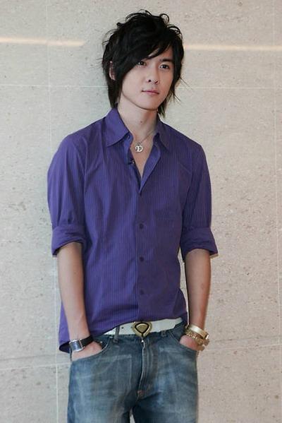 私底下的唐禹哲手头拮据,全身上下不见名牌