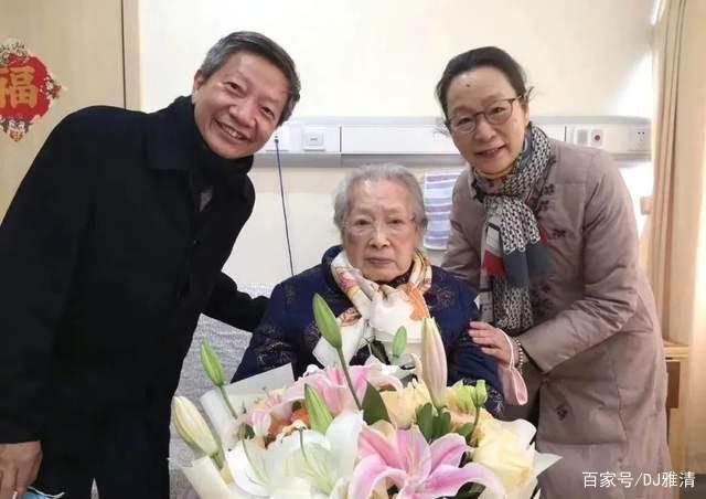 上图是秦怡老师的近照,我们衷心祝福她:生日快乐!身体健康!